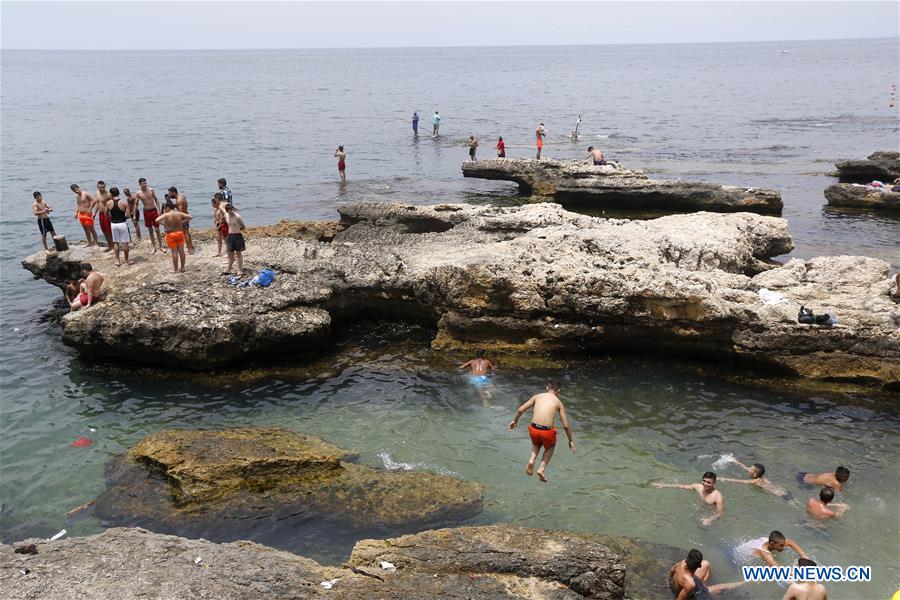 LEBANON-BEIRUT-SUMMER-HEAT RELIEF