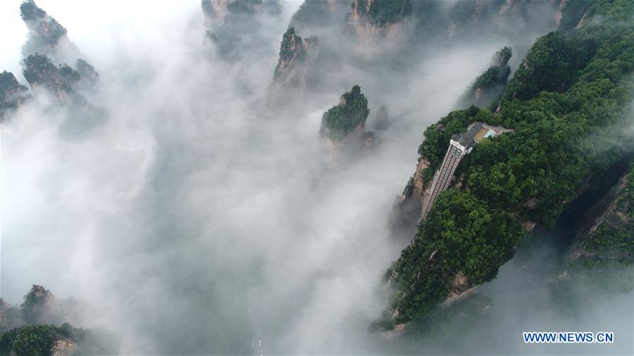 #CHINA-HUNAN-ZHANGJIAJIE-CLIFFSIDE ELEVATOR-FOG (CN)