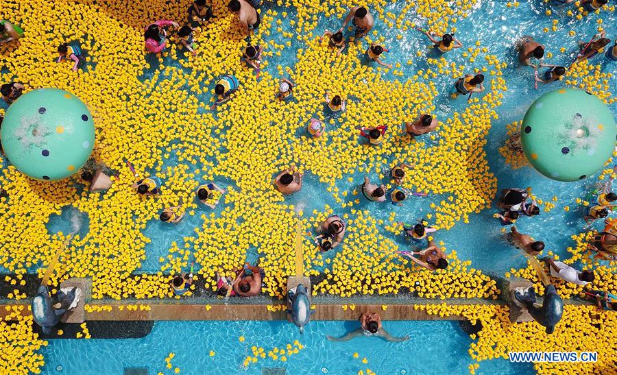 CHINA-GUANGZHOU-WATER PARK-RUBBER DUCKS (CN)