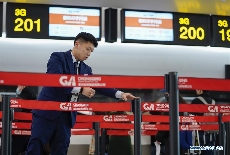 CHINA-CHONGQING-SPRING FESTIVAL TRAVEL RUSH-AIRPORT-COUPLE (CN)