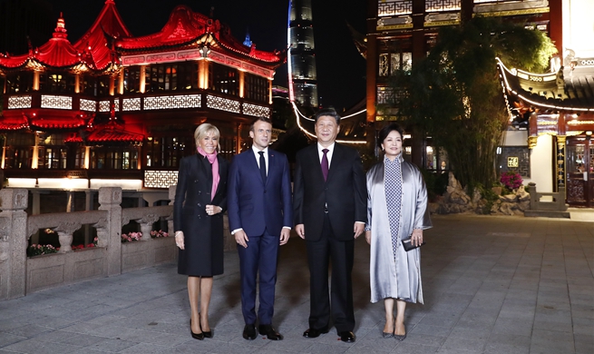 Xi and his wife meet French president and his wife