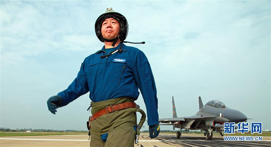 （新华全媒头条·图文互动）（1）战鹰，为祖国奋飞——记空军航空兵某旅旅长、特级飞行员郝井文