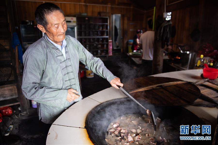 （新华全媒头条·走向我们的小康生活·图文互动）（8）那山，那人，那苗寨——十八洞村三代人的奋斗史