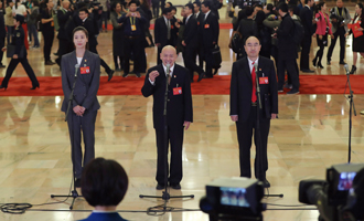 魏秋月、孟广禄、薛晨阳代表接受采访