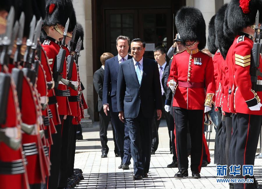 6月17日，中国国务院总理李克强在伦敦唐宁街10号首相府同英国首相卡梅伦举行中英总理年度会晤。这是会晤前，卡梅伦为李克强举行隆重的欢迎仪式。新华社记者 庞兴雷 摄