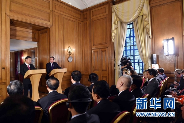 10月21日，国家主席习近平在伦敦唐宁街首相府同英国首相卡梅伦举行会谈。这是会谈结束后，习近平和卡梅伦共同会见记者。 新华社记者 饶爱民 摄 