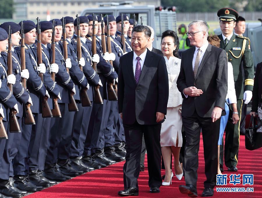 7月4日，国家主席习近平乘专机抵达柏林，开始对德意志联邦共和国进行国事访问。德国政府高级官员在舷梯旁迎接习近平和夫人彭丽媛。新华社记者 王晔 摄